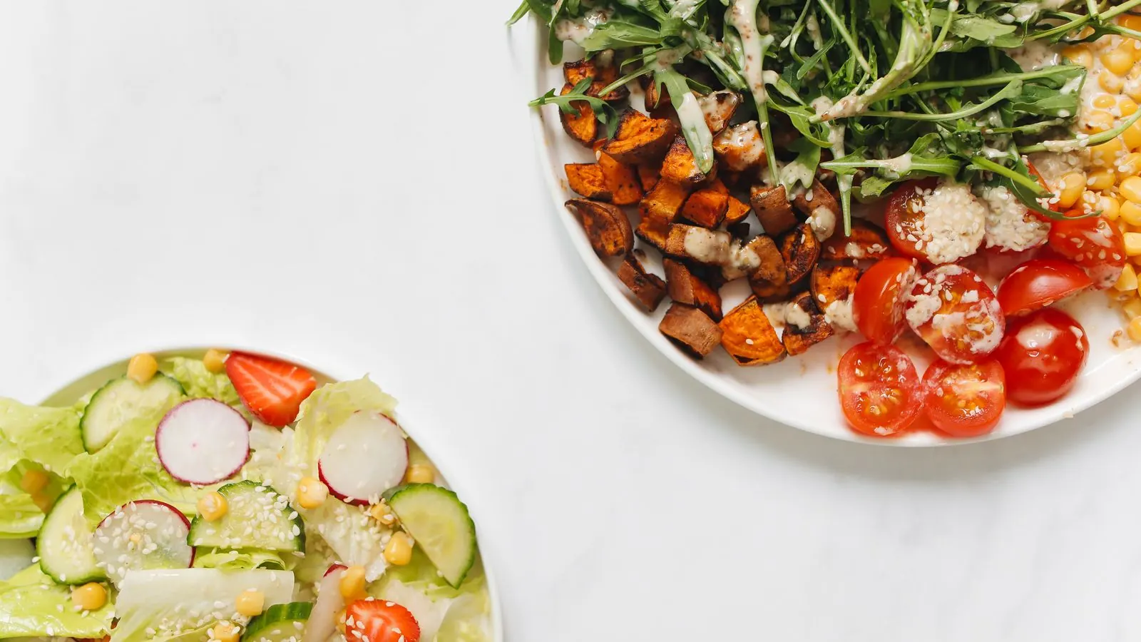 Sebze ve salata içeren yemek tabakları
